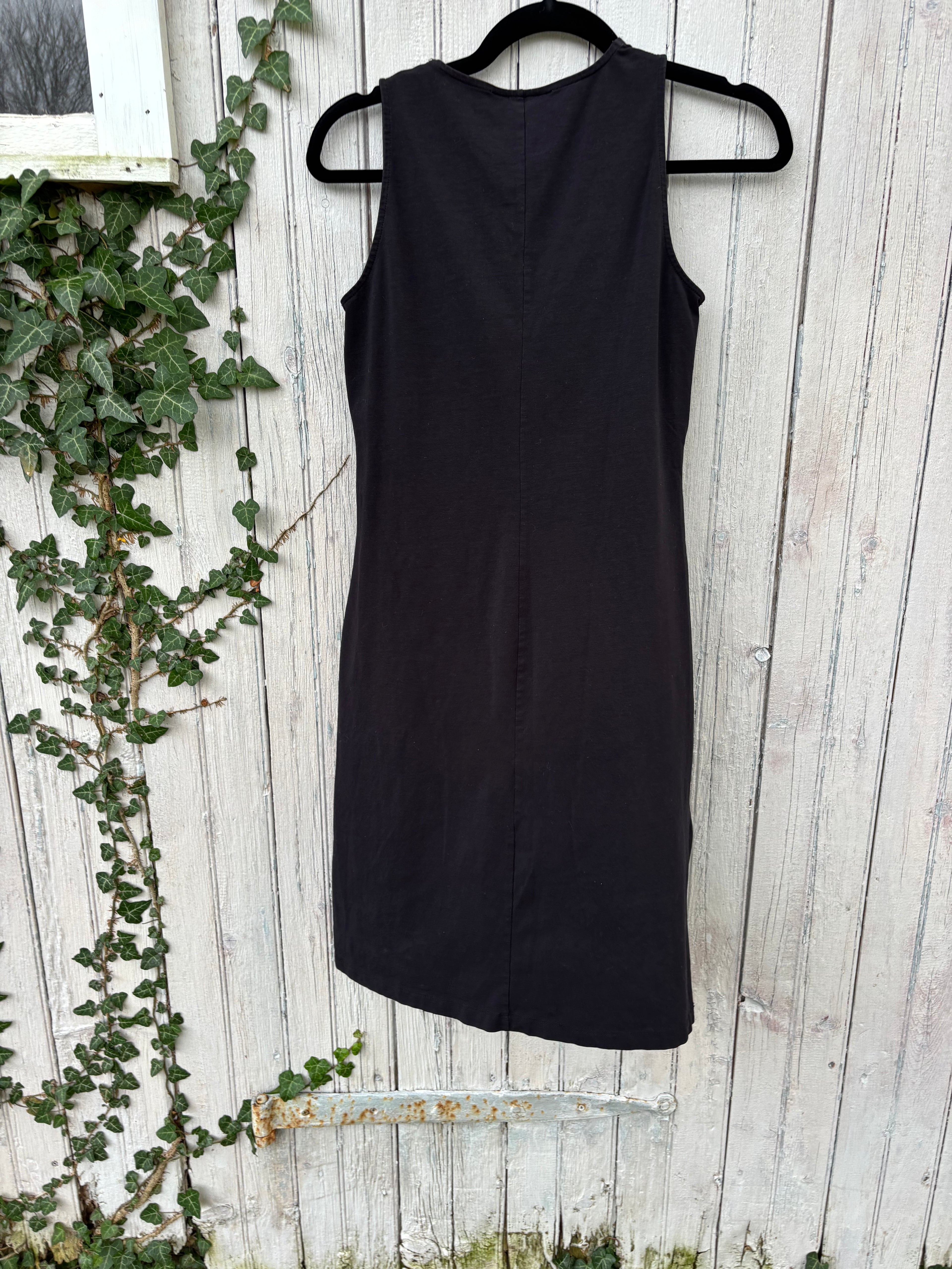 Jones New York black sleeveless dress back view pre-owned dresses like new Sassy and Chic