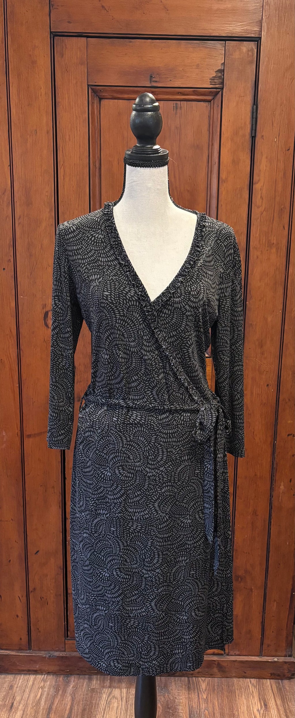 ESPRIT dark grey geometric wrap dress front view V-neckline pre-loved dresses like new Sassy and Chic