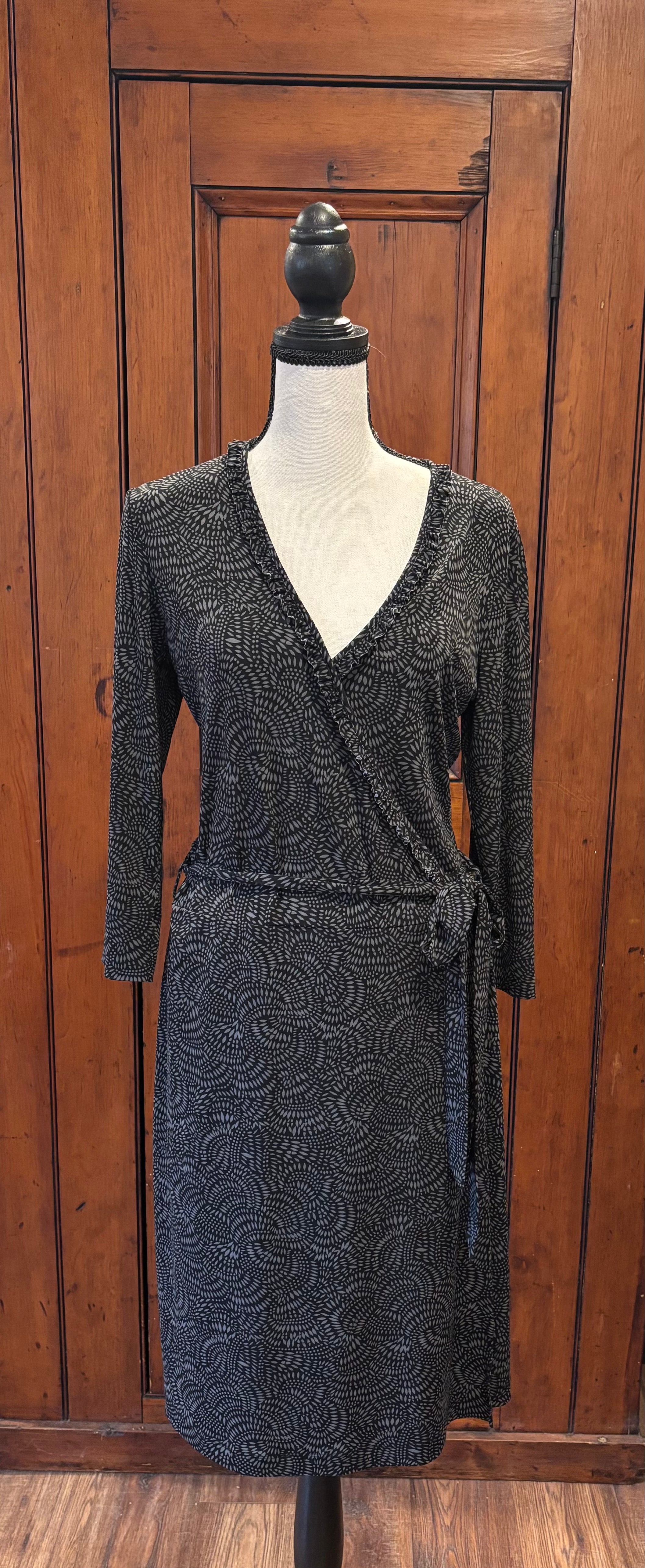 ESPRIT dark grey geometric wrap dress front view V-neckline pre-loved dresses like new Sassy and Chic