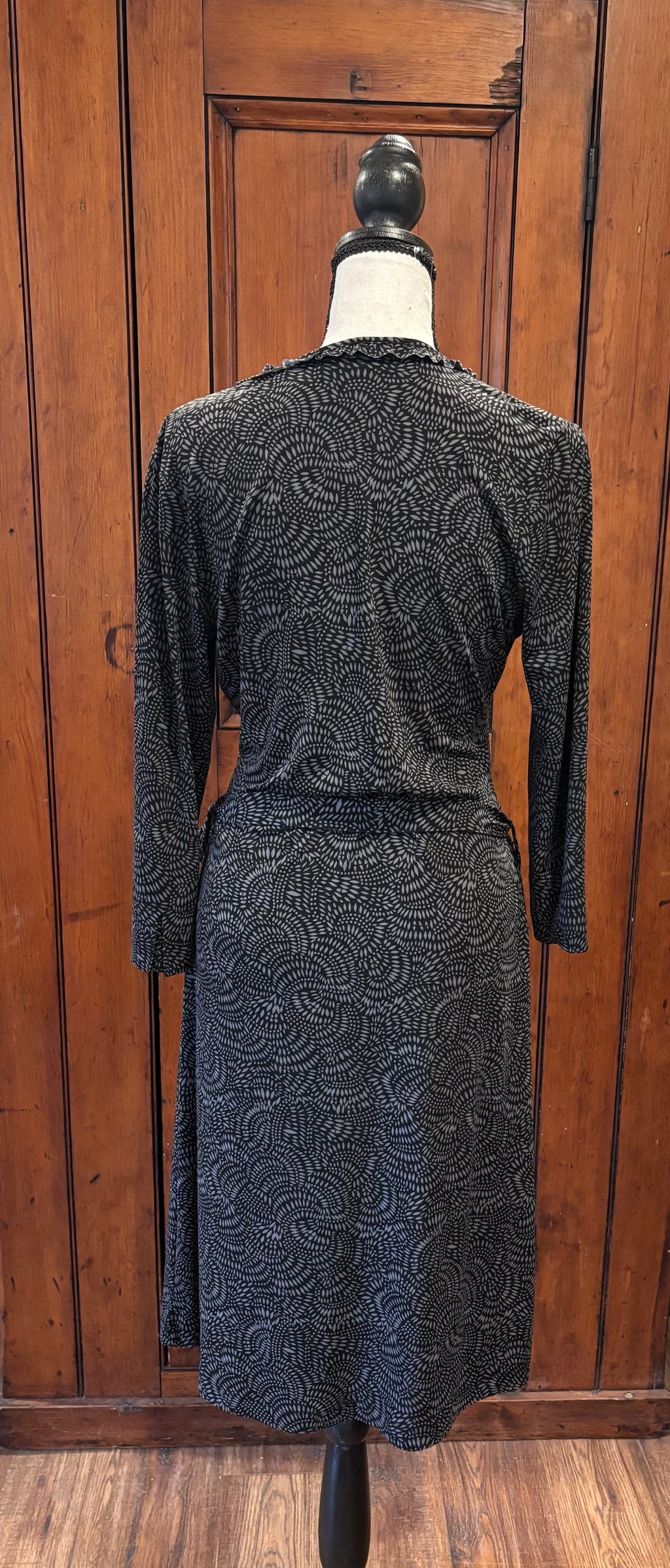 ESPRIT dark grey geometric wrap dress back view pre-loved dresses like new Sassy and Chic