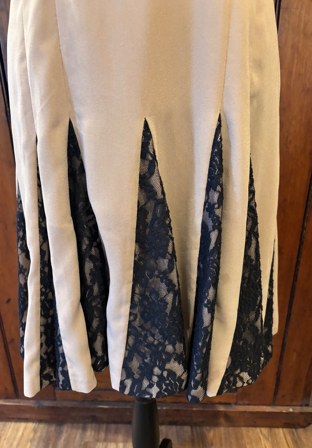 Belle Badgley Mischka beige cocktail dress detail close up stunning black lace hem like new Sassy and Chic
