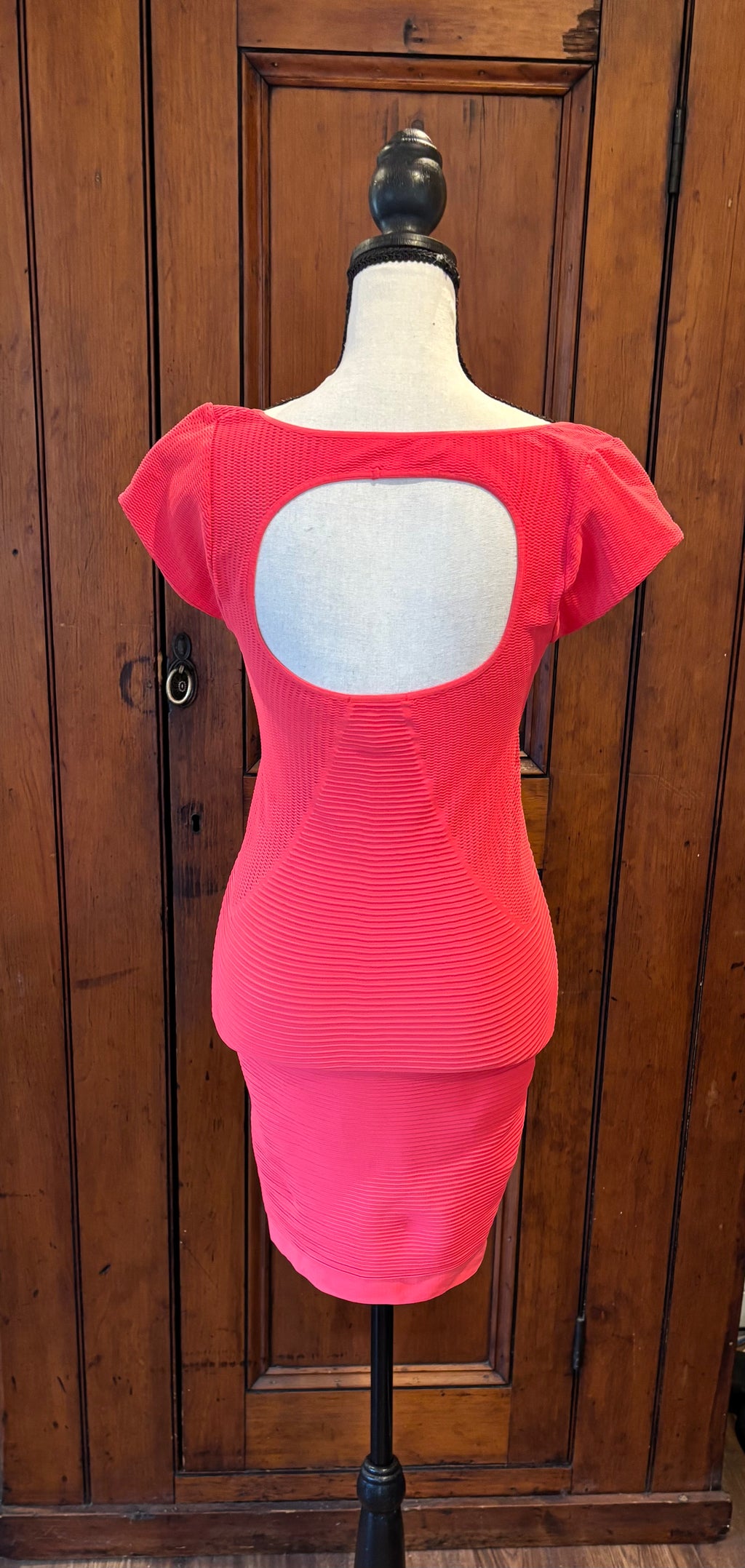Bebe red cap sleeve dress back view adorable back detail secondhand like new dresses Sassy and Chic