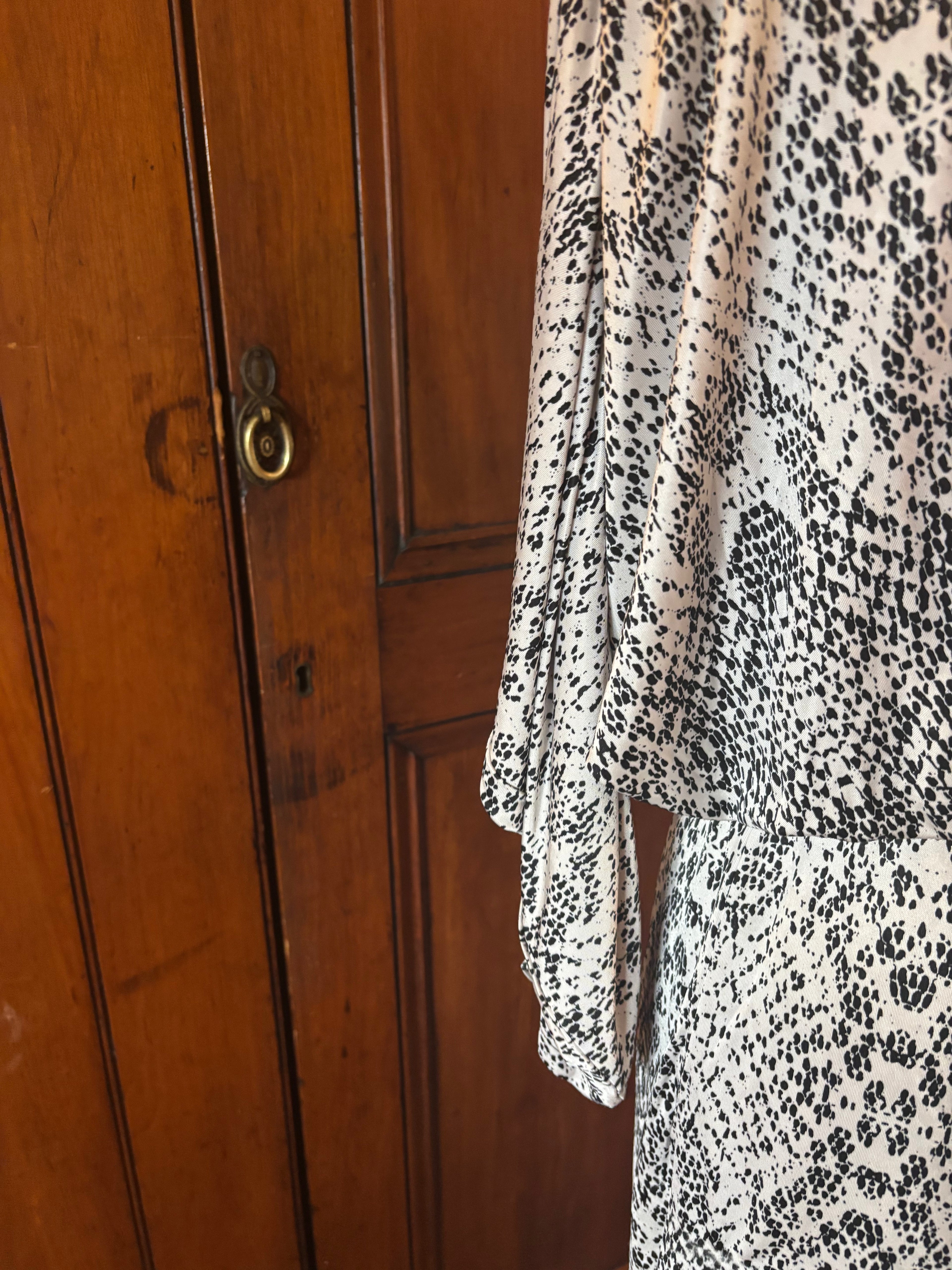 Parker grey white print mini dress detail close up cinched waist pretty print like new Sassy and Chic