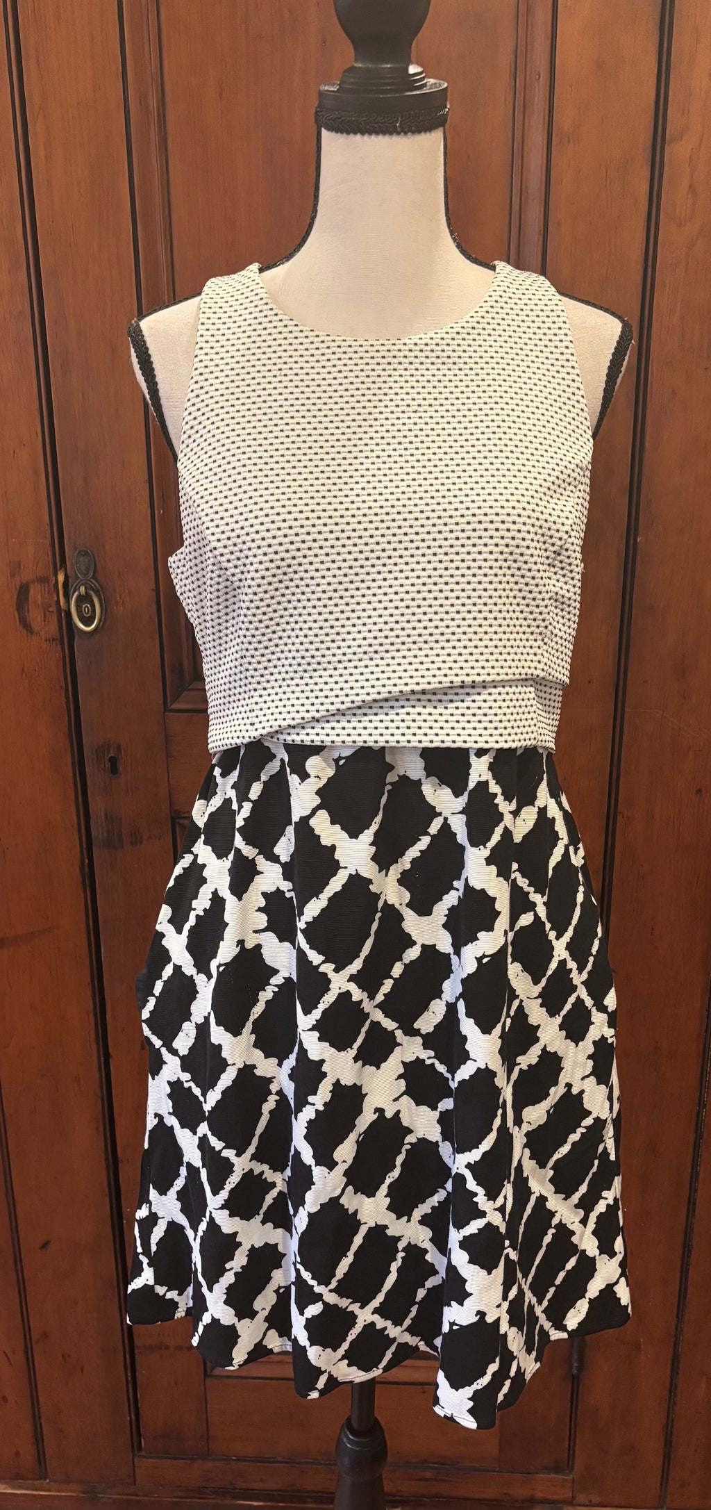 Tabitha black white mini dress front view round neckline secondhand like new dresses like new Sassy and Chic