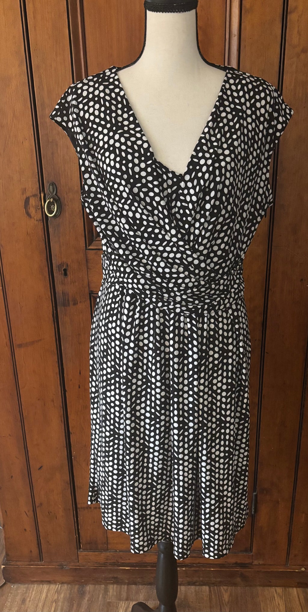 Tommy Hilfiger black white print midi dress front view V-neckline secondhand like new dresses Sassy and Chic