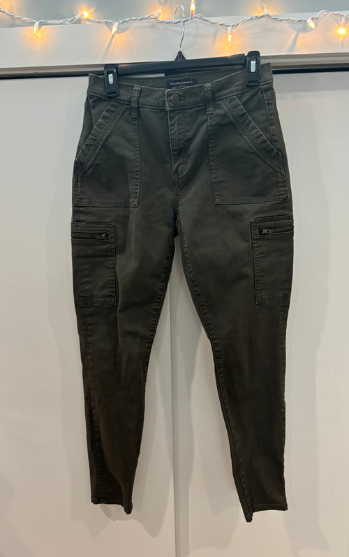 Banana Republic olive green cargo pants front view pre-owned pants and trousers like new Sassy and Chic