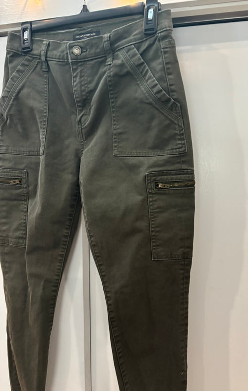 Banana Republic olive green cargo pants detail close up cargo pockets pre-owned pants and trousers like new Sassy and Chic