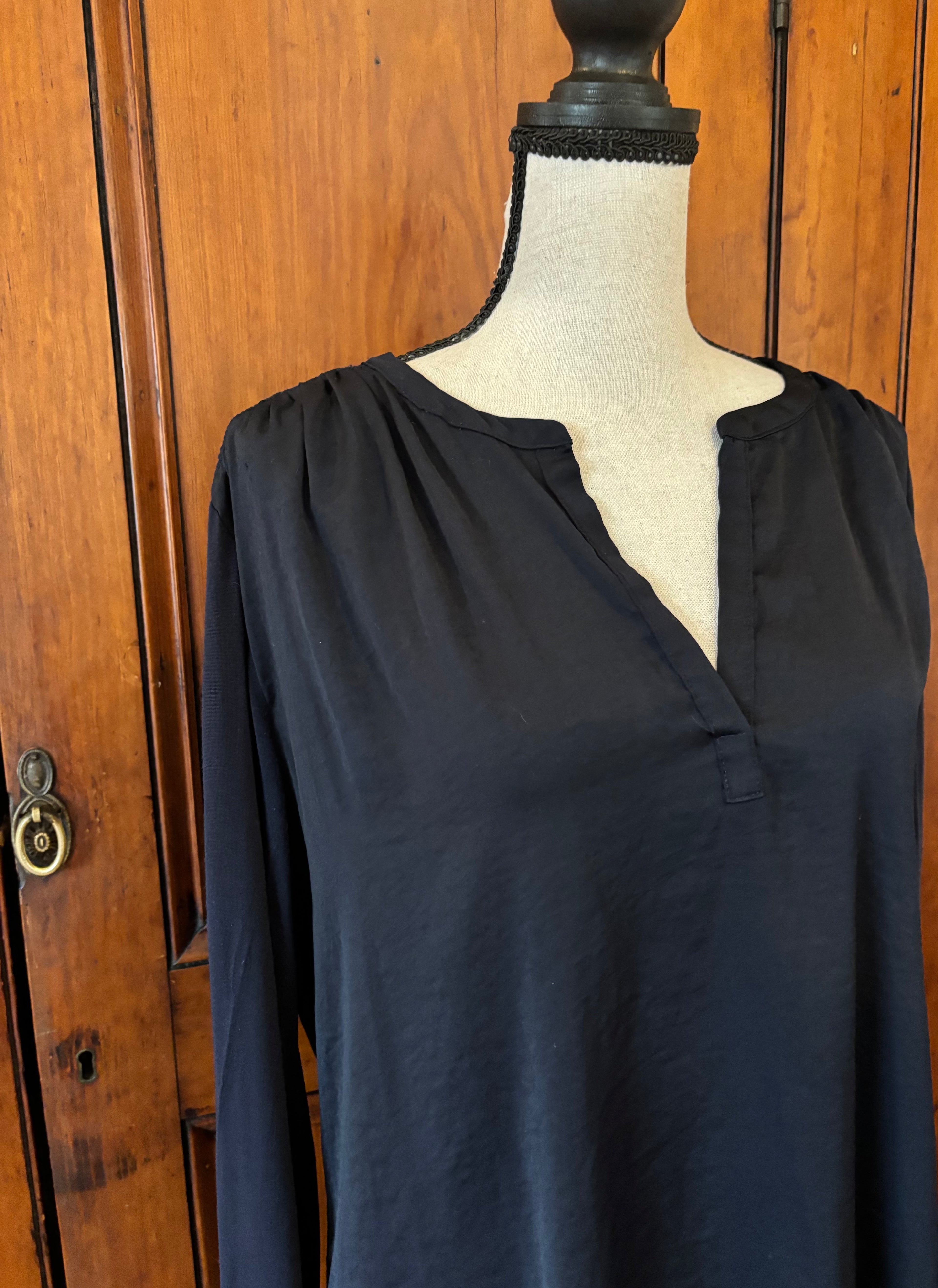 Thrifted tops like new. Banana Republic navy blue v-neck top detail close up flattering v-neckline like new Sassy and Chic