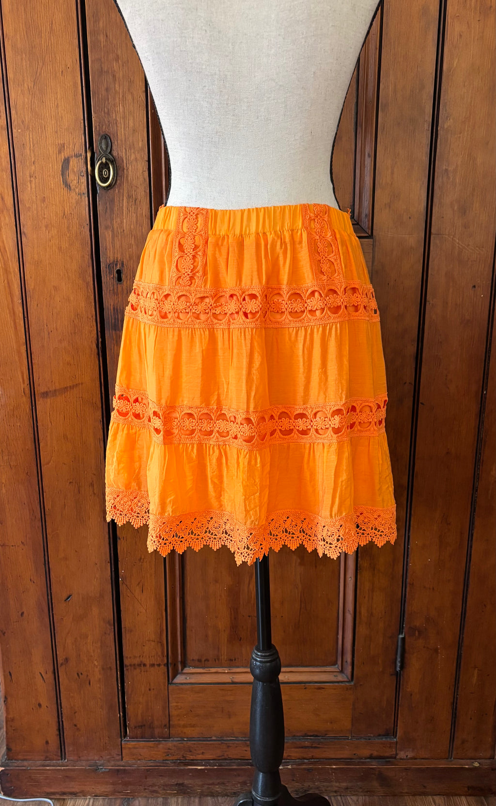 Etiquette vibrant orange mini skirt back view flirty silhouette like new Sassy and Chic