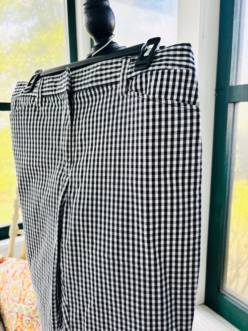 Pre-owned trousers and pants. Land's End black and white checkered pants slim leg silhouette pre-owned Sassy and Chic