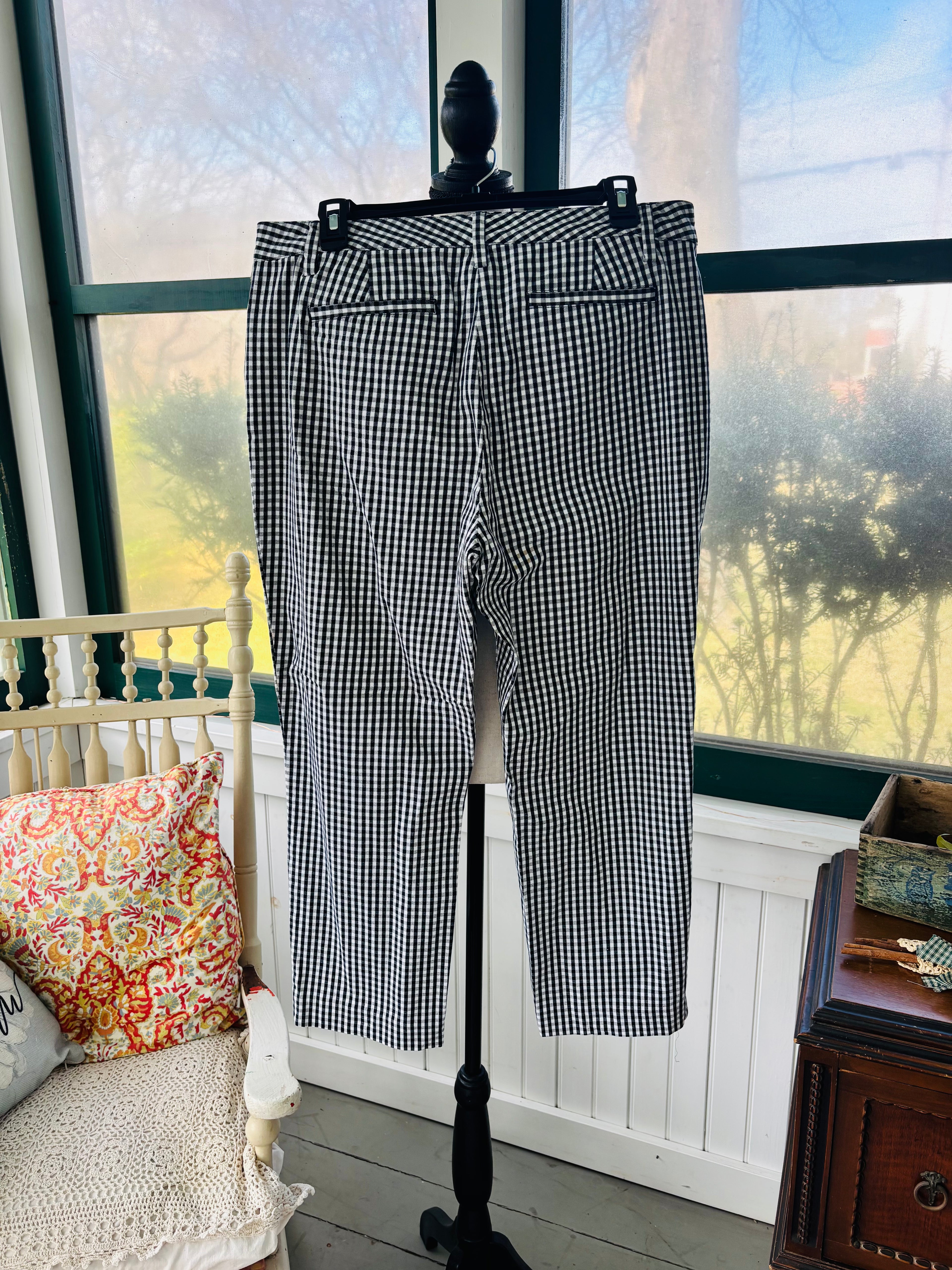 Pre-owned trousers and pants. Land's End black and white checkered pants detail pattern close up like new Sassy and Chic