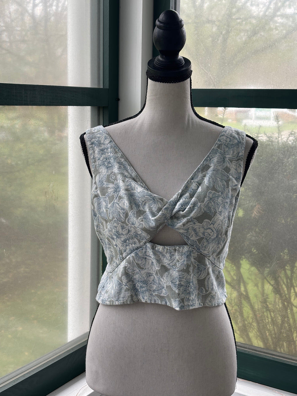Abercrombie and Fitch floral crop top front view V-neckline peekaboo detail pre-loved tops and blouses Sassy and Chic