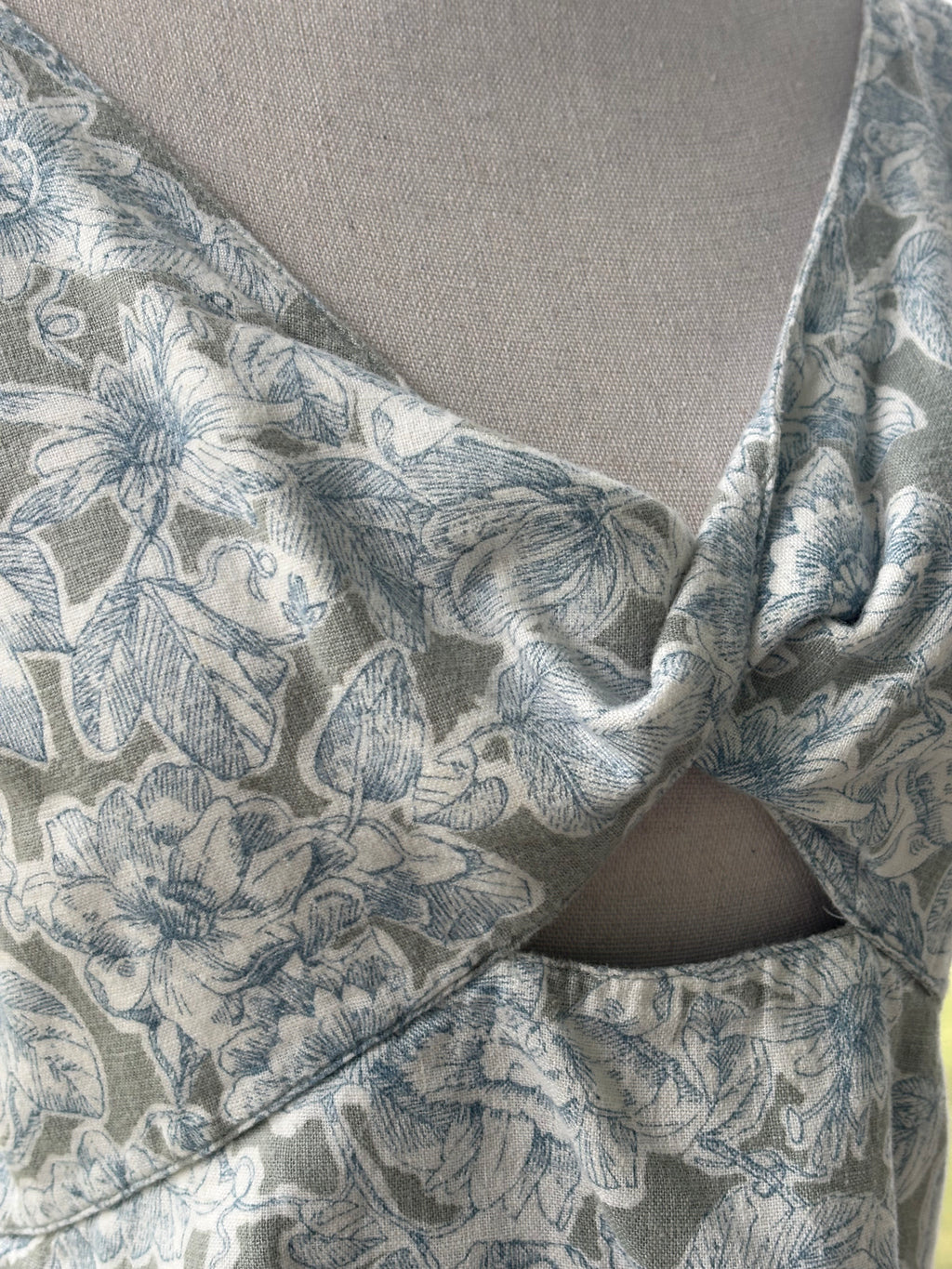 Abercrombie and Fitchfloral crop top detail close up pretty floral pattern peekaboo detail like new Sassy and Chic