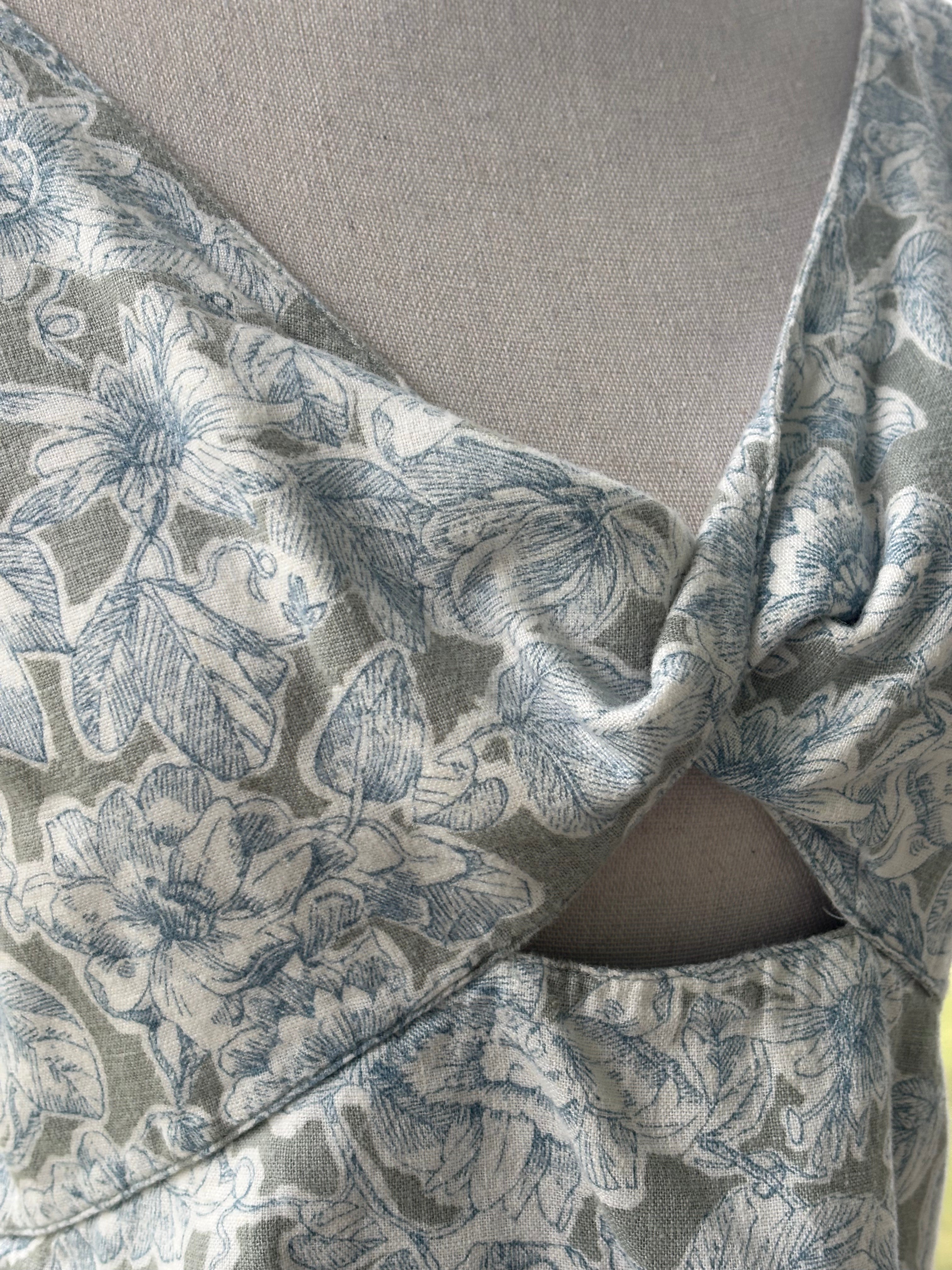 Abercrombie and Fitchfloral crop top detail close up pretty floral pattern peekaboo detail like new Sassy and Chic