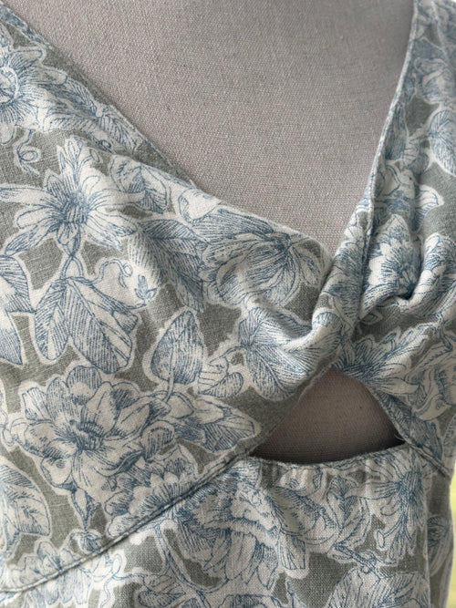 Abercrombie and Fitchfloral crop top detail close up pretty floral pattern peekaboo detail like new Sassy and Chic