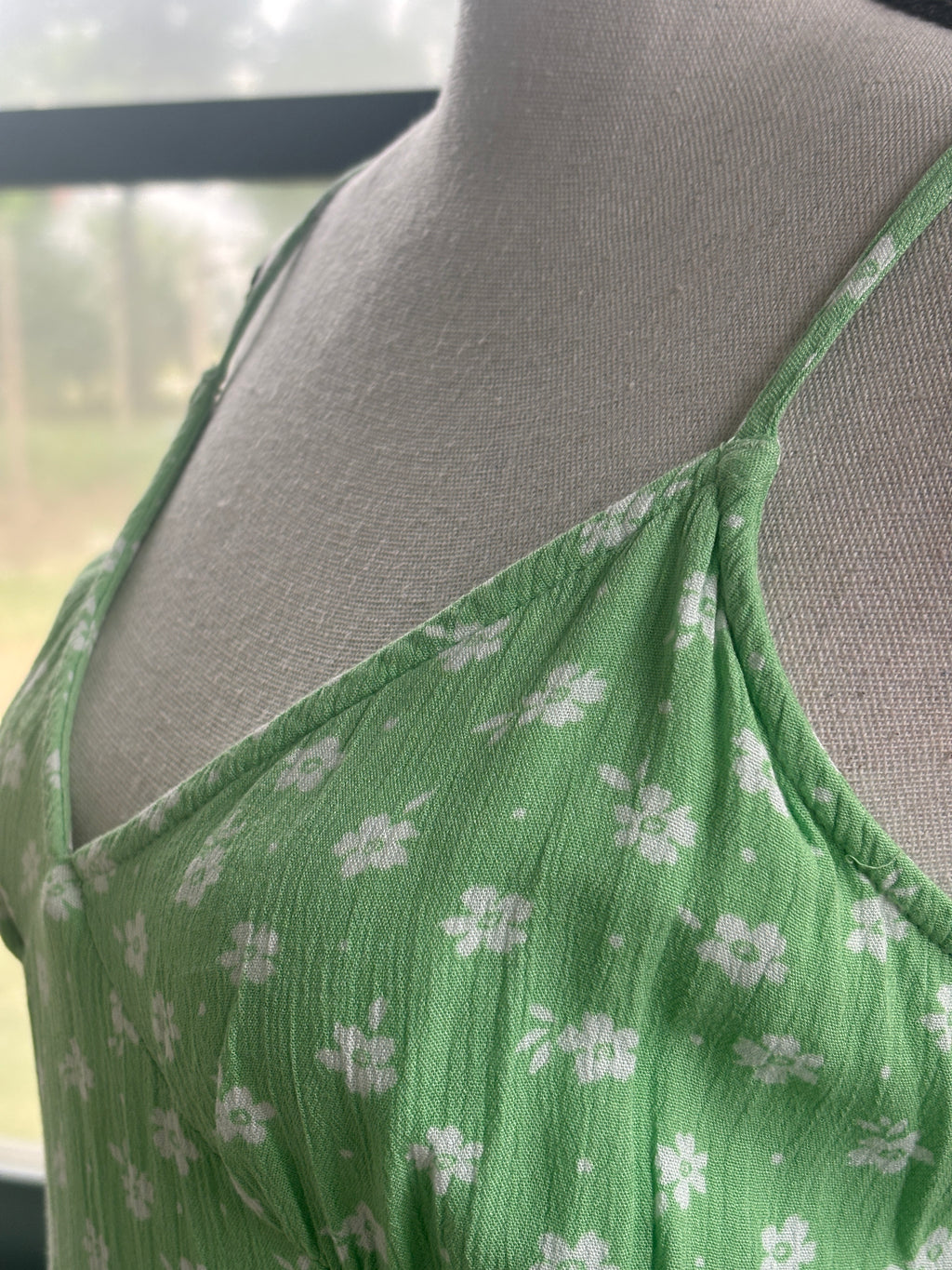 Billabong Smocked Floral Midi Dress | Green Daisy Print | Size M | Like New