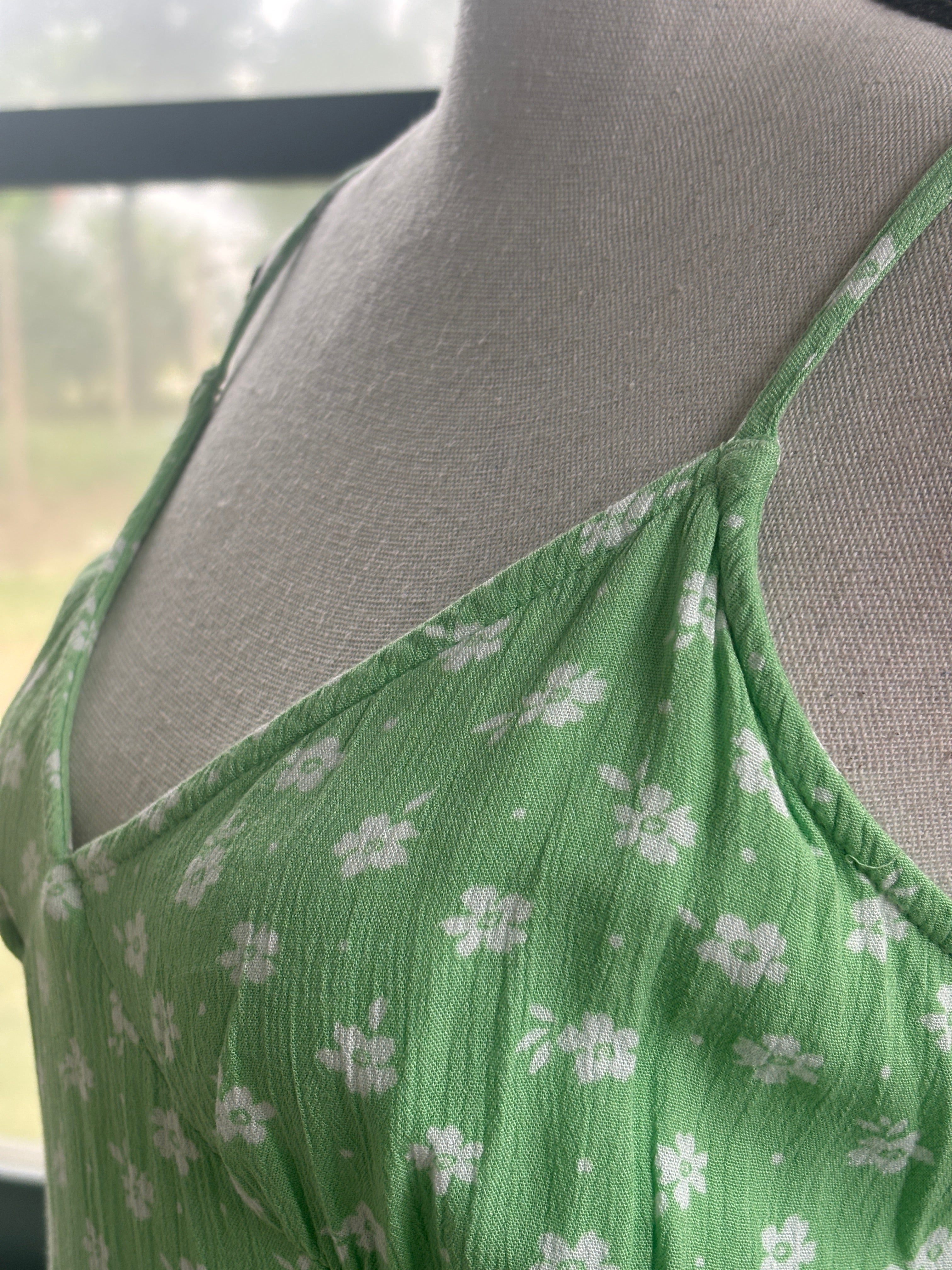 Billabong Smocked Floral Midi Dress | Green Daisy Print | Size M | Like New