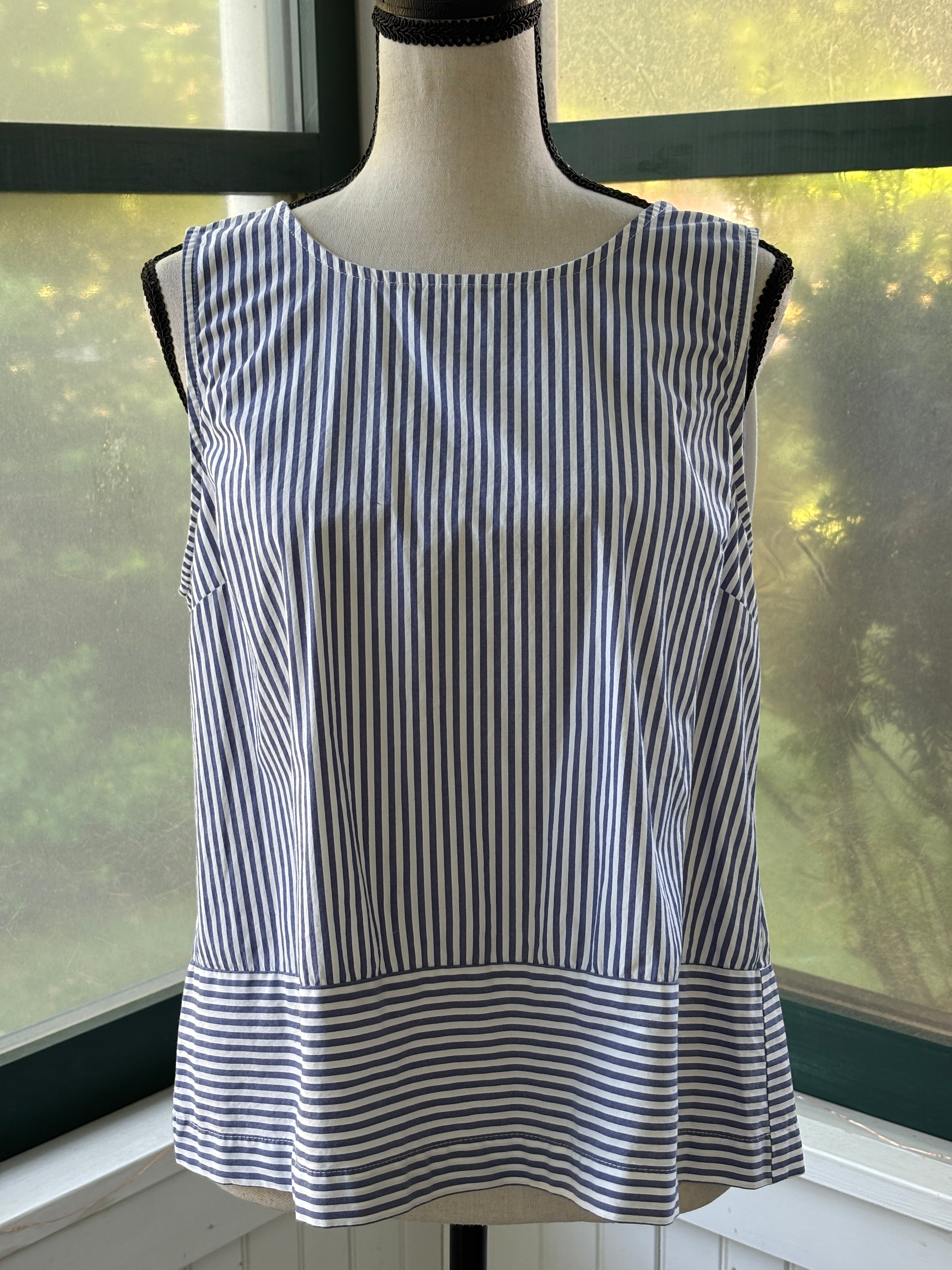 Vineyard Vines Navy & White Stripe Sleeveless Top | Back Bow Ruffle | Size 10 | Like New
