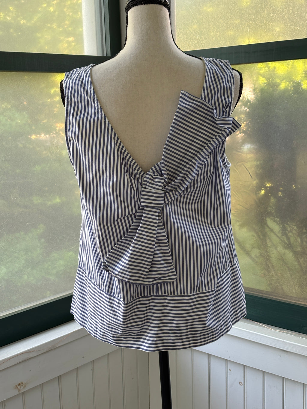 Vineyard Vines Navy & White Stripe Sleeveless Top | Back Bow Ruffle | Size 10 | Like New