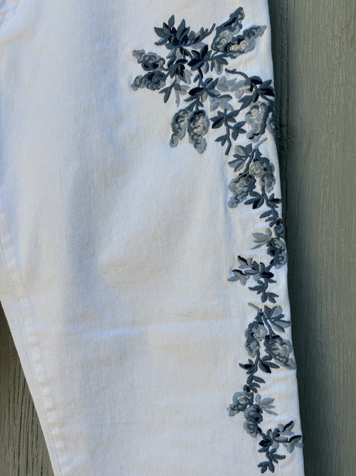 Ann Taylor The Girlfriend Jeans | White Floral Embroidery | Size 6 | New with Tags