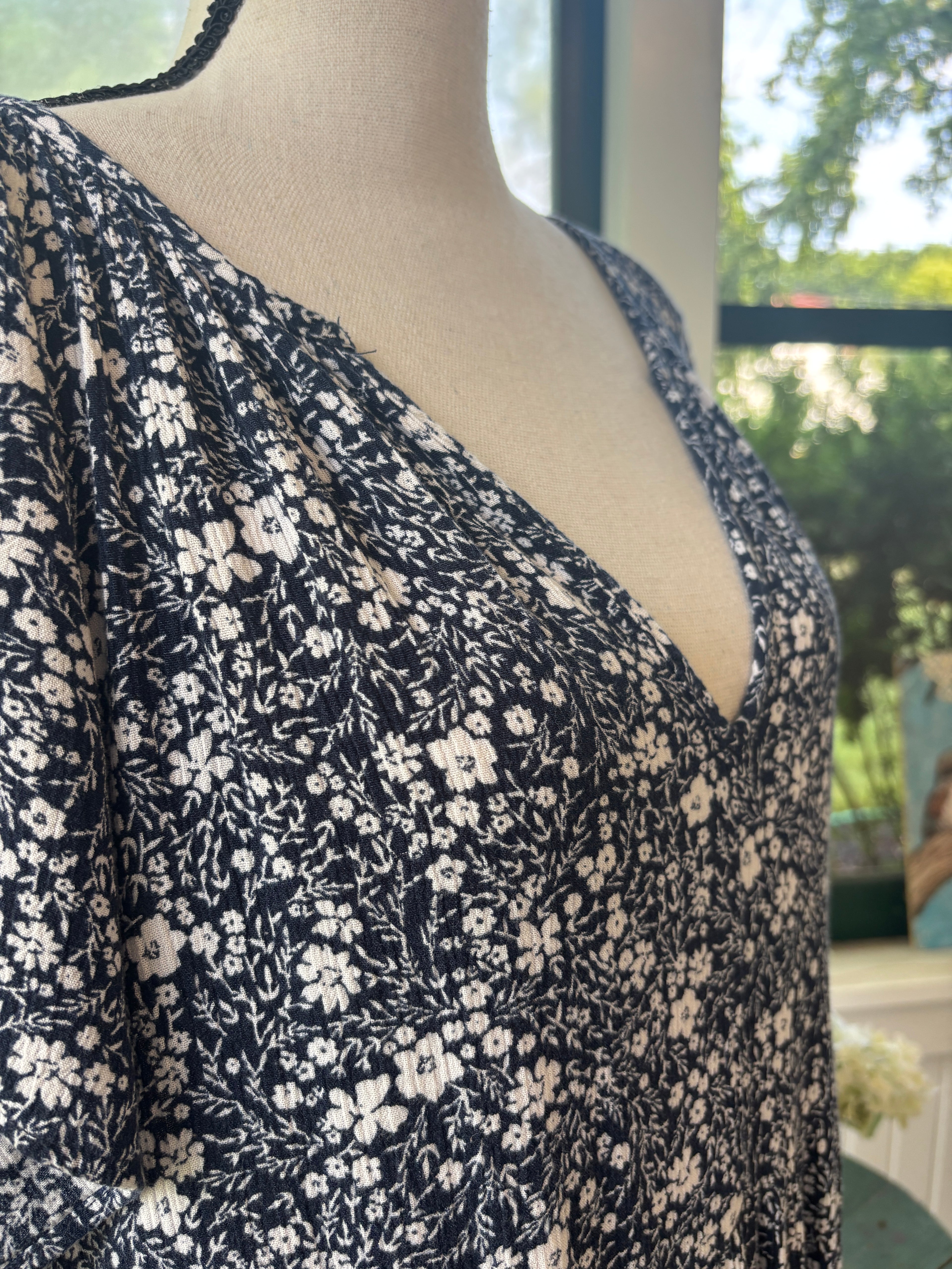 Knox Rose Tiered Flutter Sleeve Midi Dress | Navy Ditsy Floral | Size L | Like New