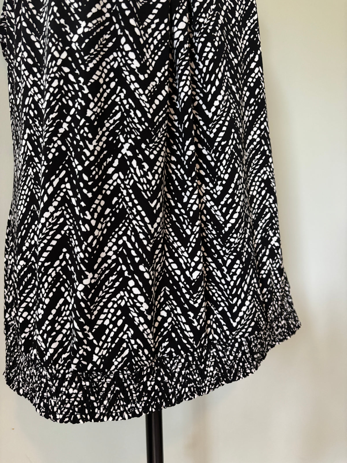 White House Black Market Chevron Print Keyhole Tank Top XL Like New