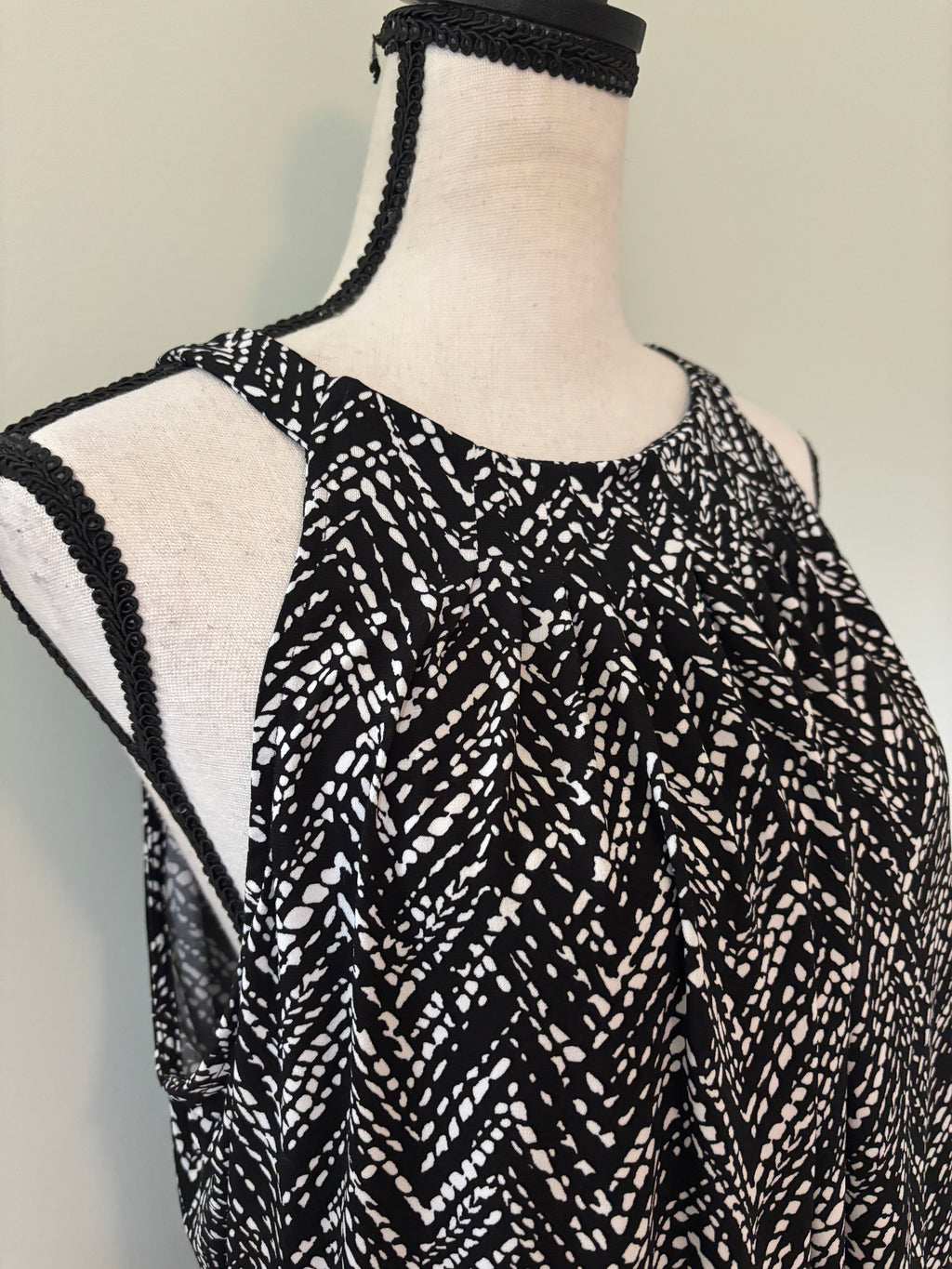 White House Black Market Chevron Print Keyhole Tank Top XL Like New
