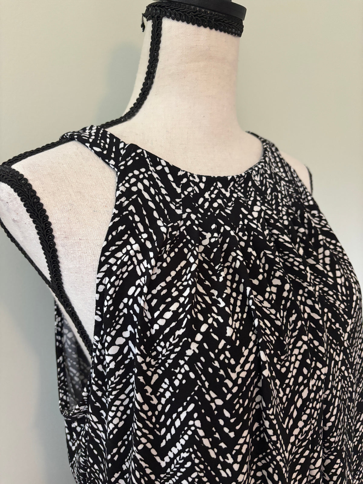 White House Black Market Chevron Print Keyhole Tank Top XL Like New