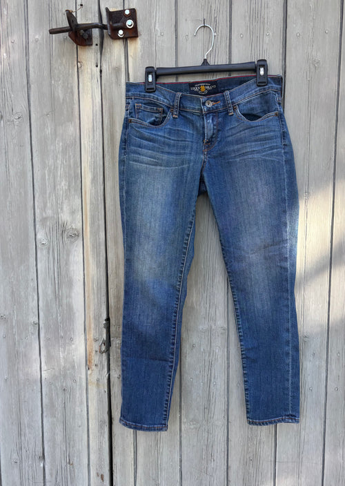 Lucky Brand Charlie Capri size 6 front view flattering capri silhouette thrifted jeans Sassy and Chic