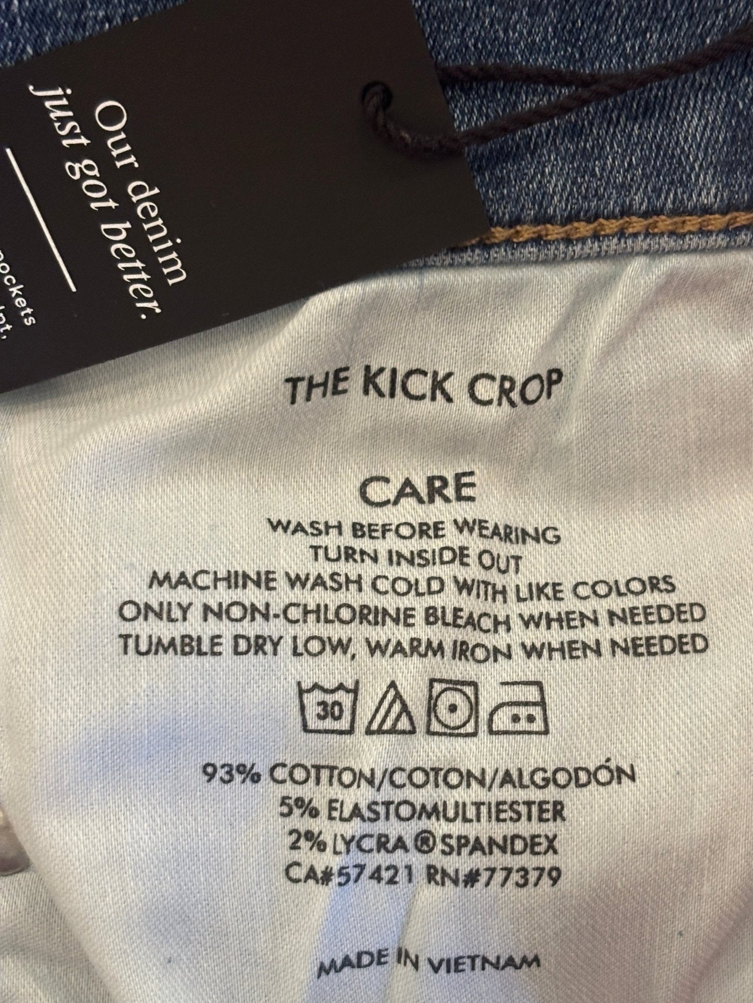 Care label showing 93% Cotton 5% Elastomultiester 2% Lycra Spandex for Ann Taylor Kick Crop high rise jeans