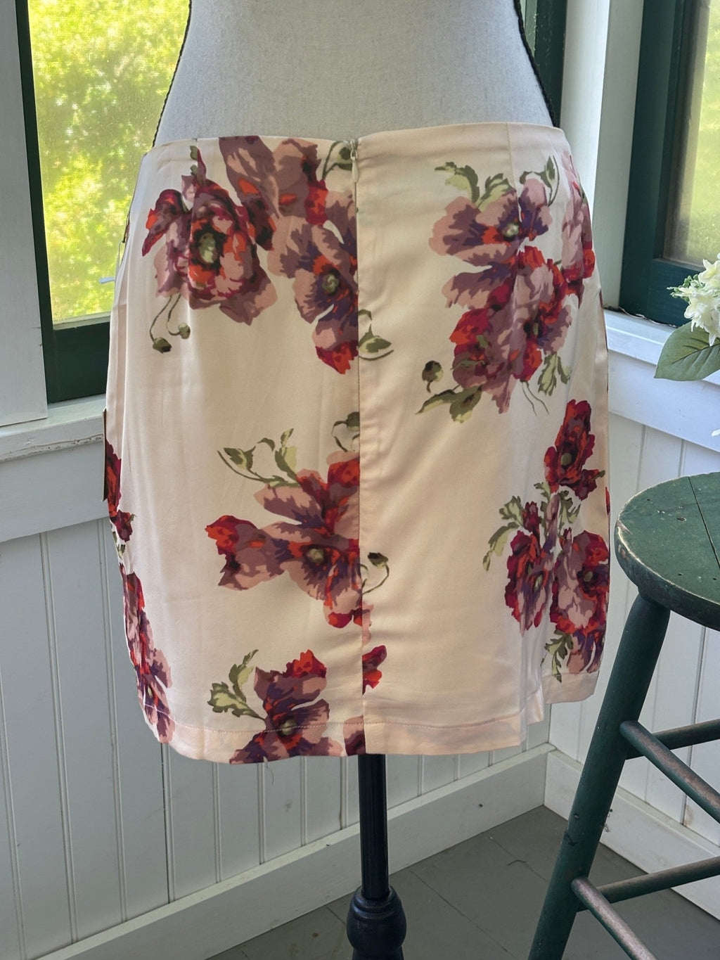 Bailey Rose floral mini skirt size large cream poppy print back view zip closure NWT