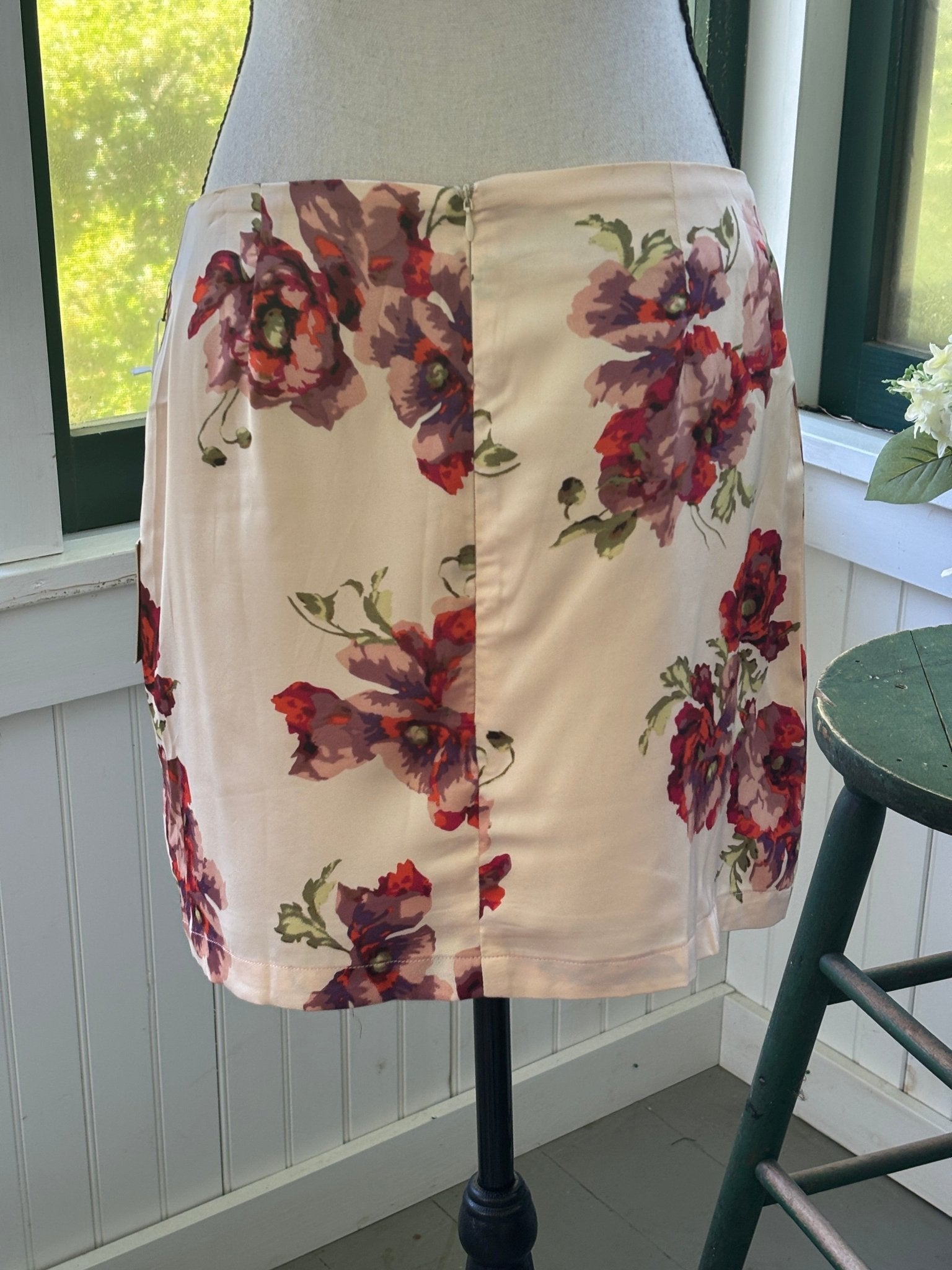 Bailey Rose floral mini skirt size large cream poppy print back view zip closure NWT