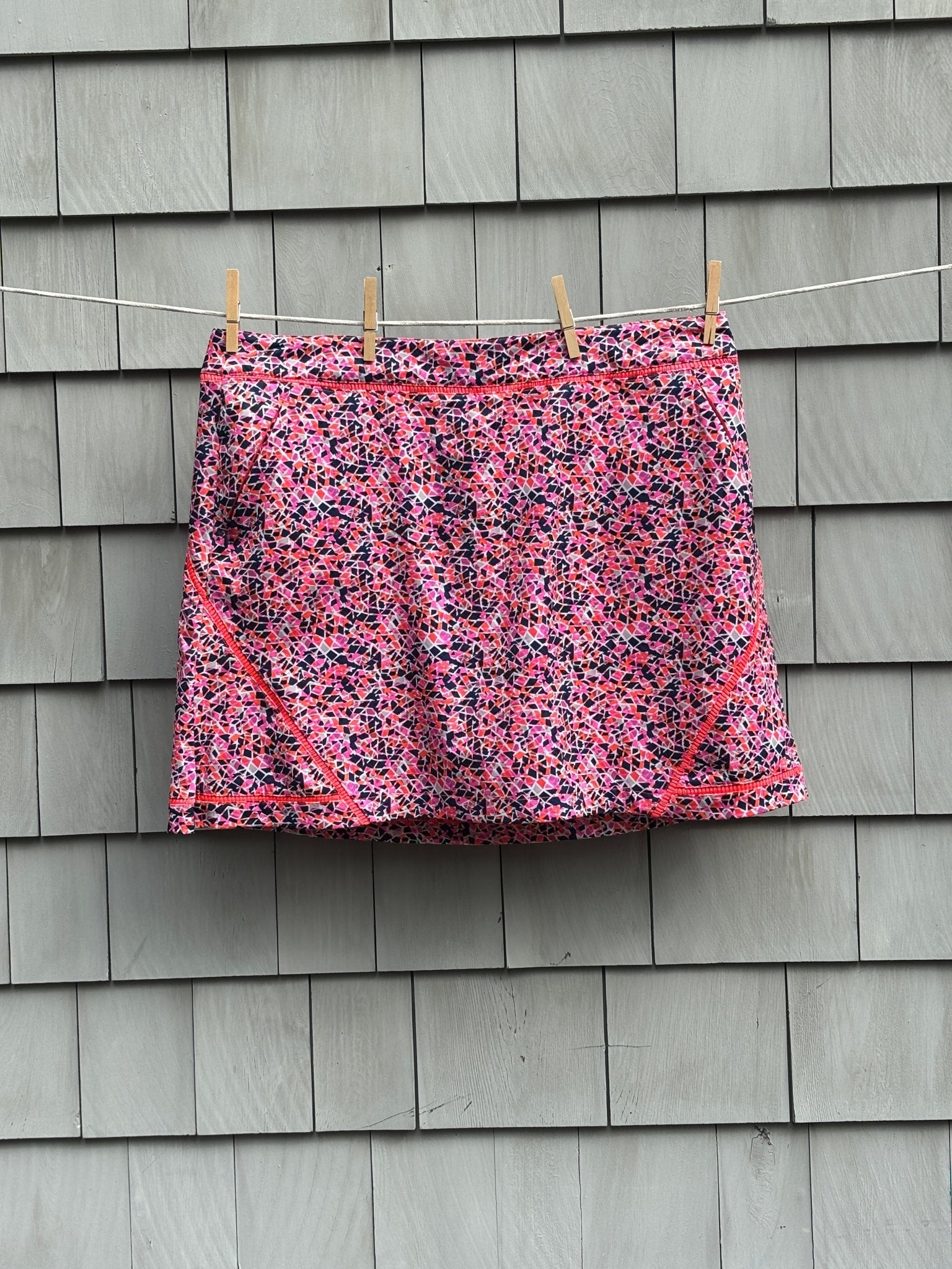 Lady Hagen printed skort size 14 coral ember shattered print NWT front view clothesline