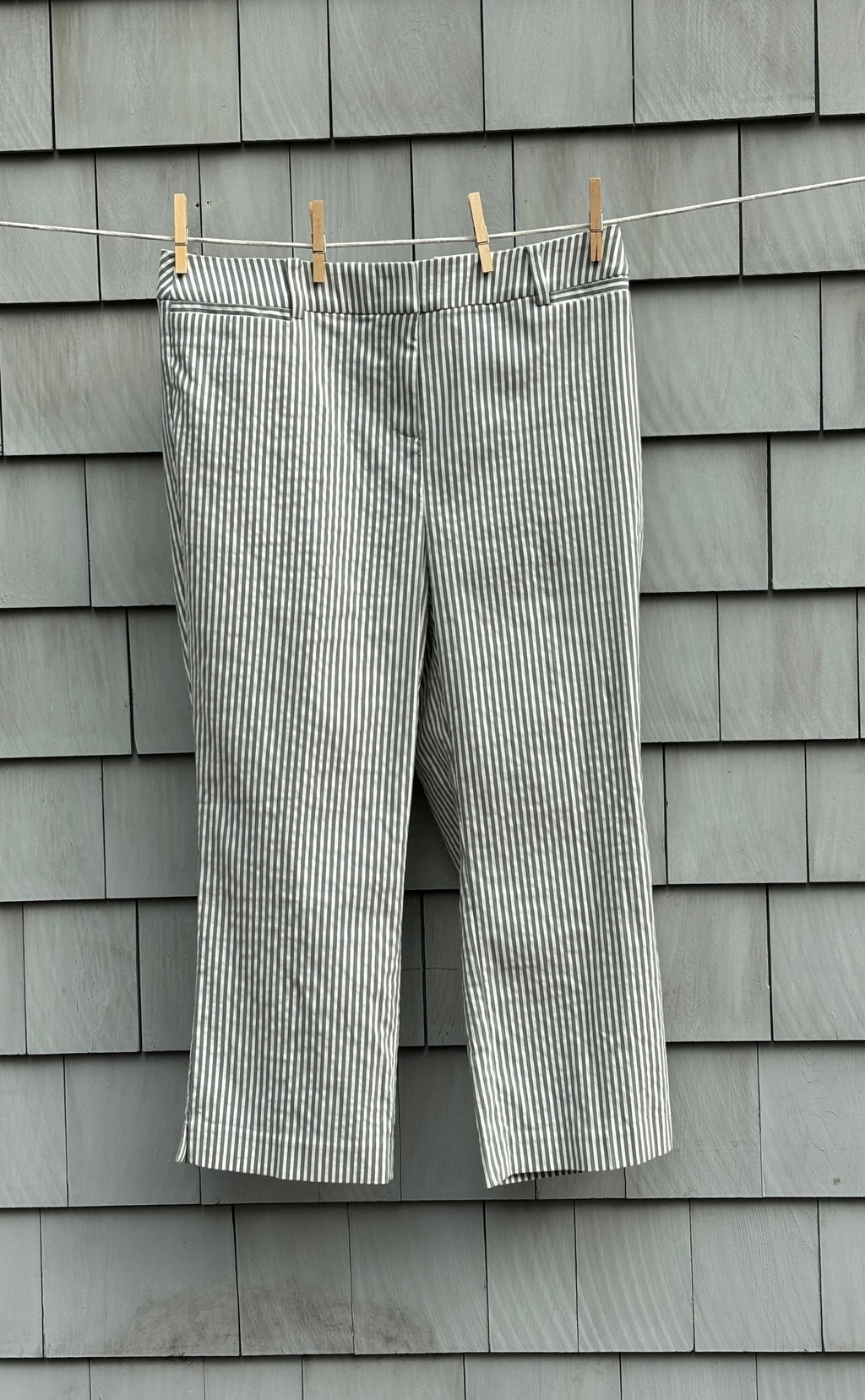 Lane Bryant 4 Season Slim Capri gray white stripe size 14 mid rise NWT front view clothesline