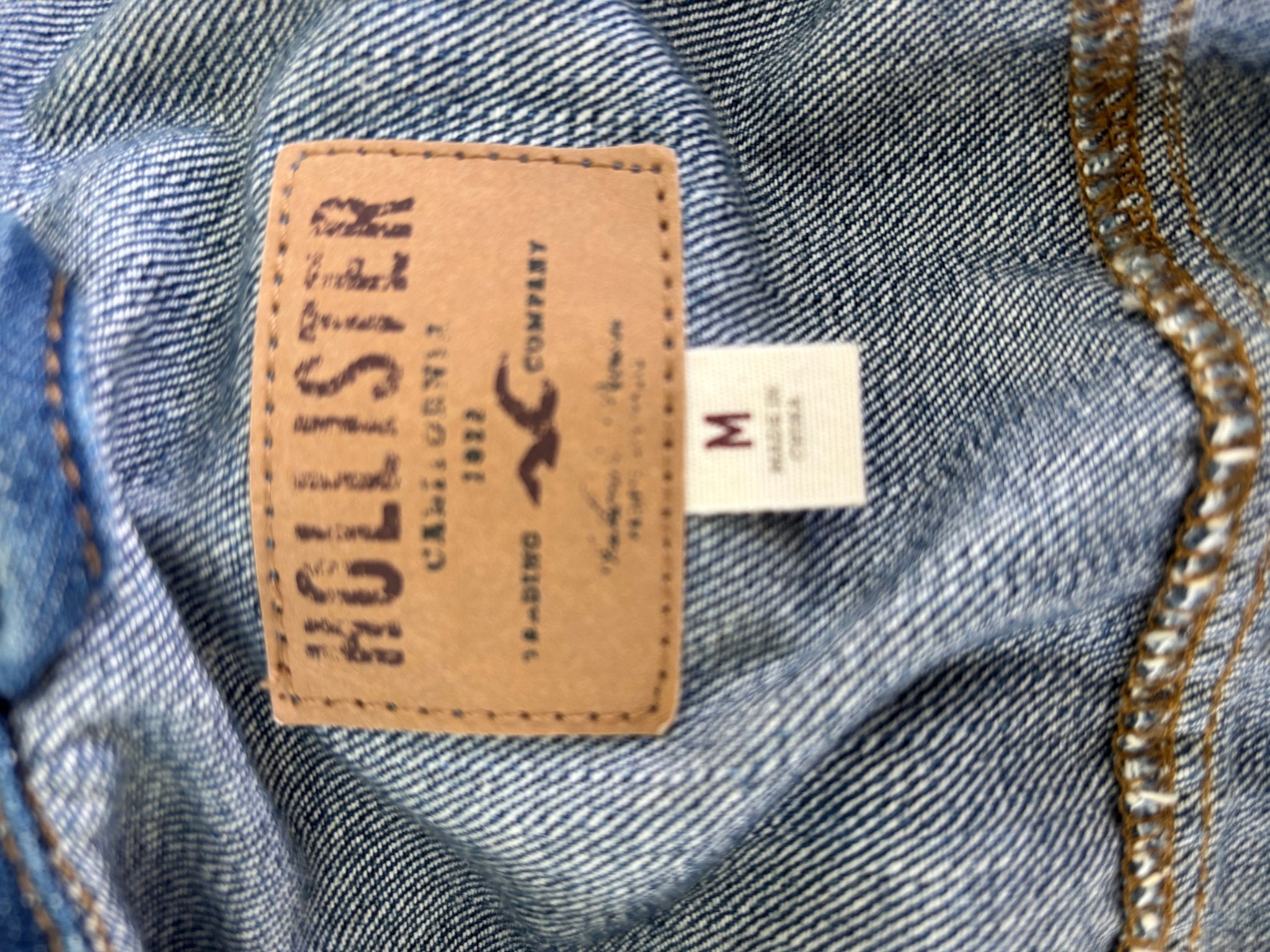 Hollister cropped distressed denim jacket care label 100% cotton like new Sassy and Chic