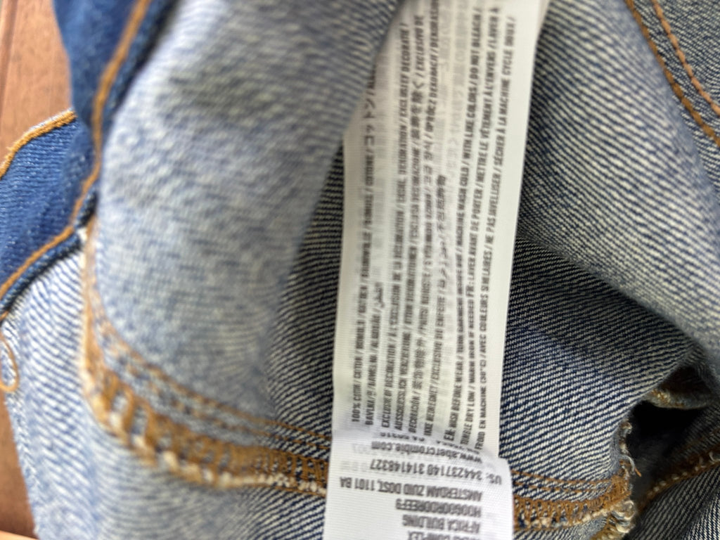 Hollister cropped distressed denim jacket brand label size medium like new Sassy and Chic