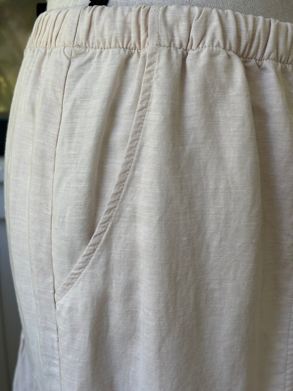 Close-up of elastic drawstring waistband and side pocket opening on Splendid linen maxi skirt