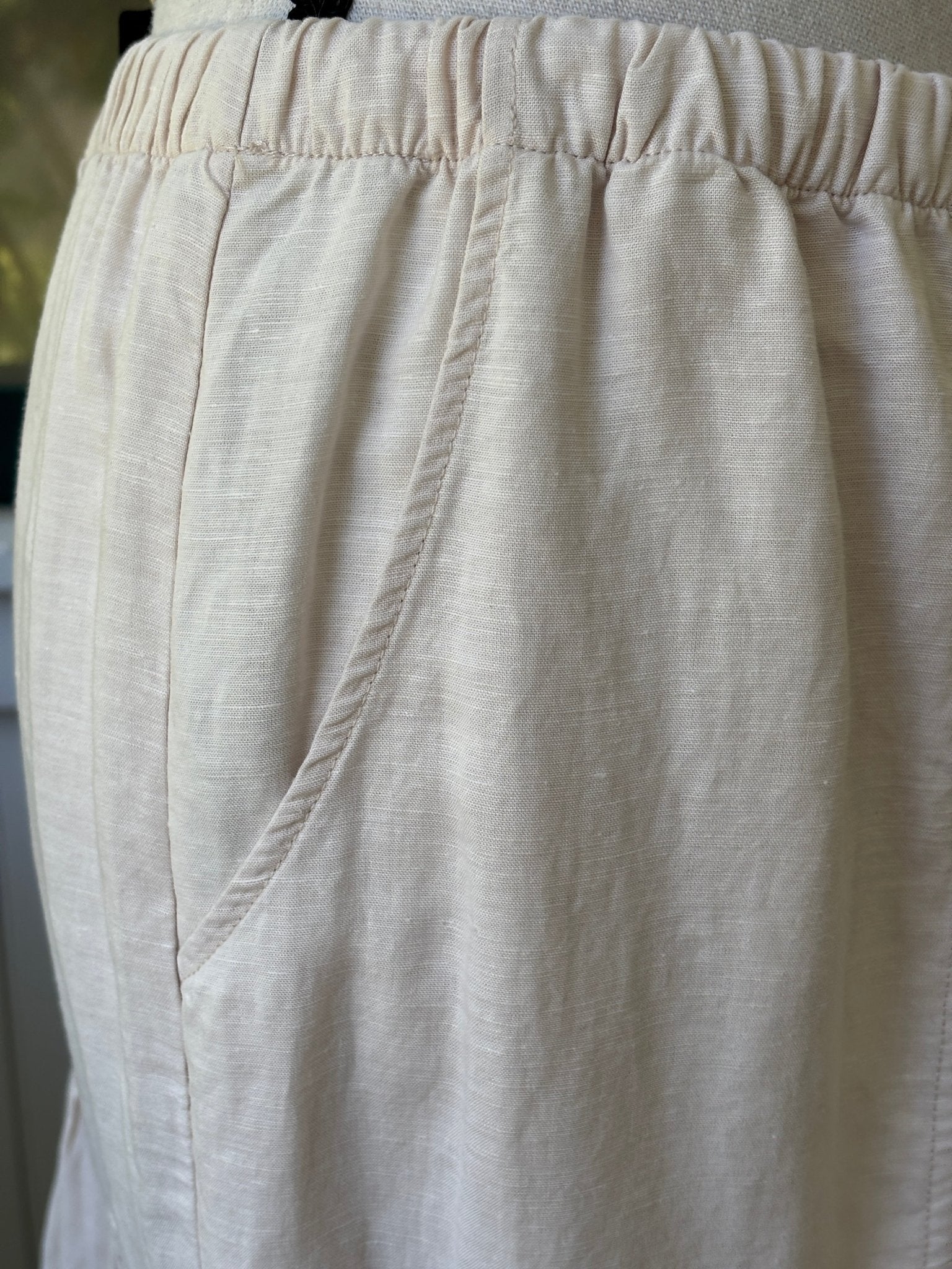 Close-up of elastic drawstring waistband and side pocket opening on Splendid linen maxi skirt