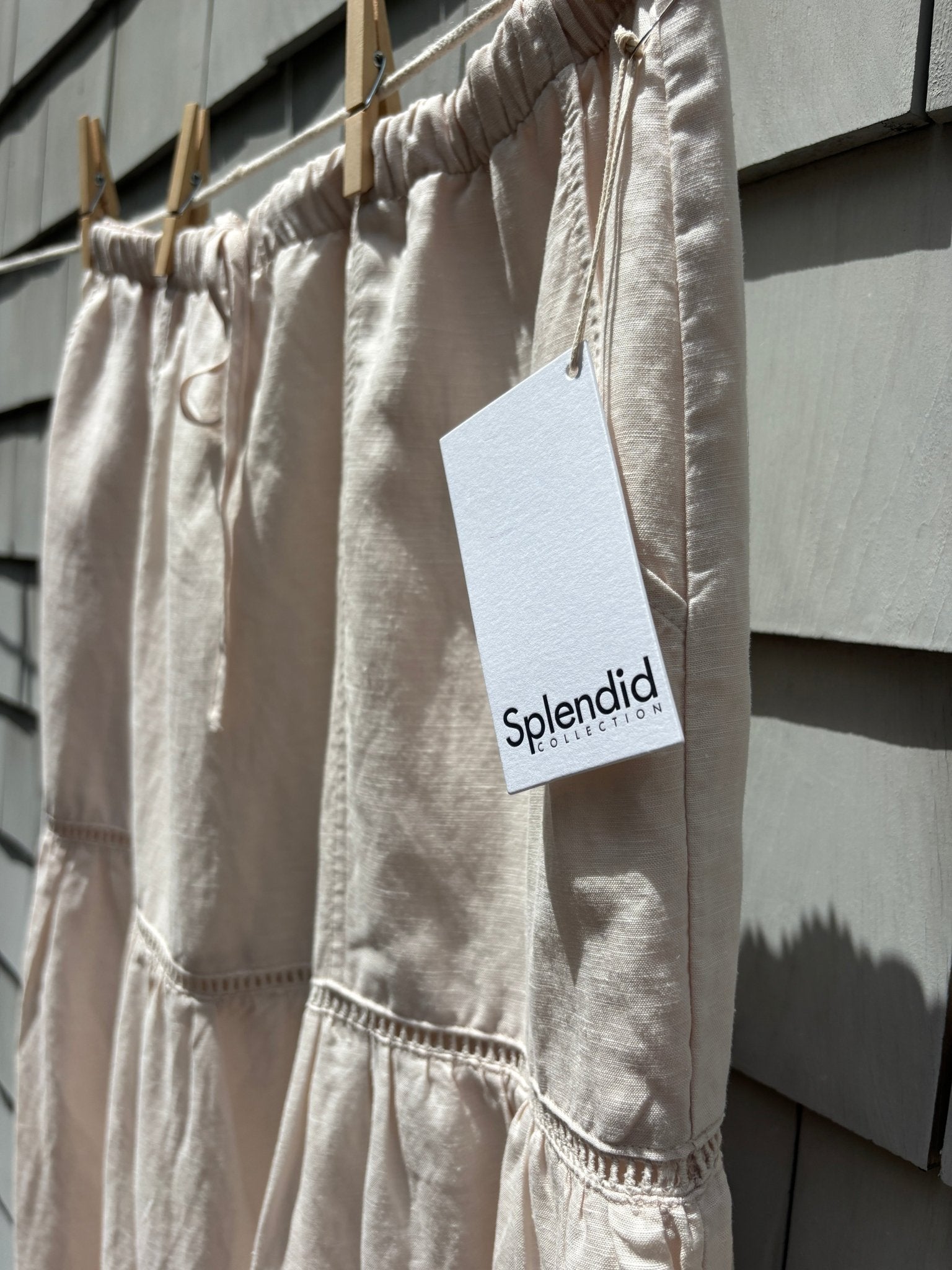 Waist Detail:
Splendid linen maxi skirt cream elastic drawstring waist and brand tag detail close up