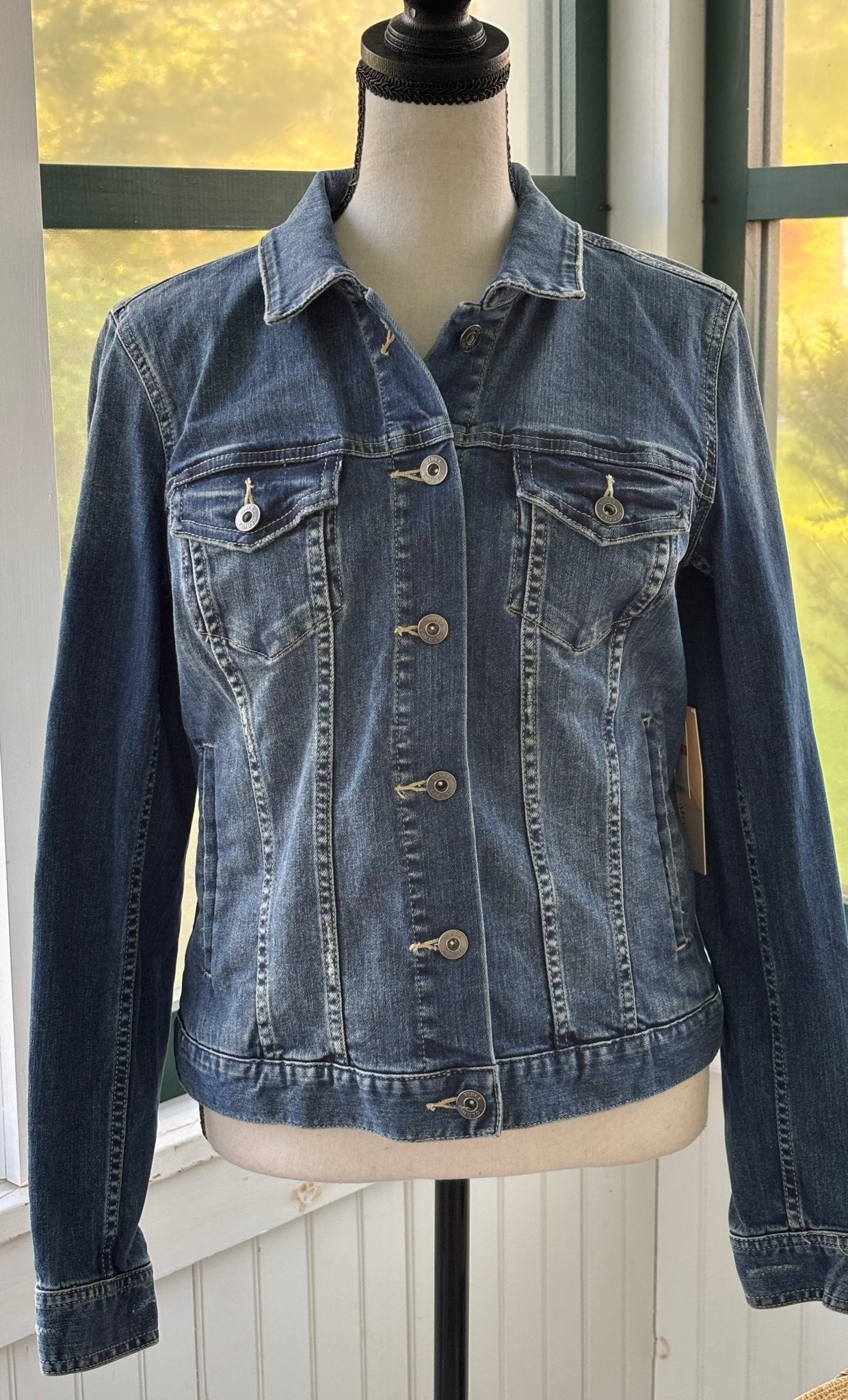 Vince Camuto medium wash denim jacket front view fitted silhouette thrifted denim jackets Sassy and Chic