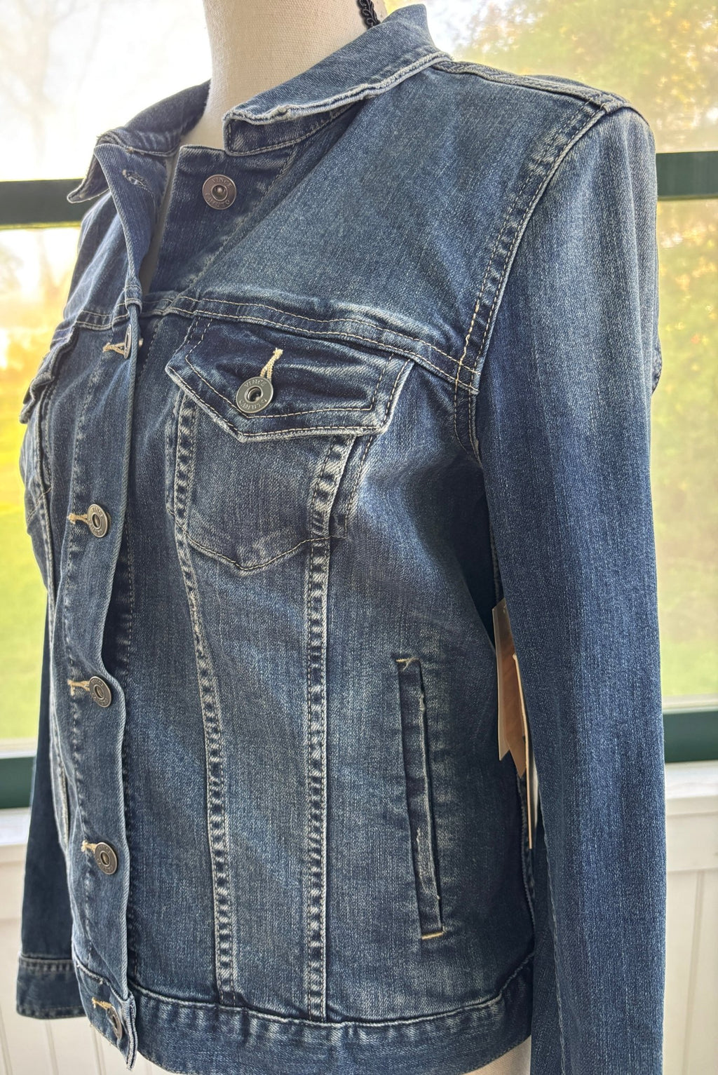 Vince Camuto medium wash denim jacket side view chest pocket button details like new Sassy and Chic