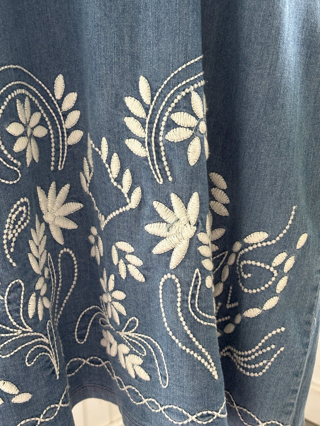 Westport 1962 thrifted dresses white floral botanical embroidery hem detail NWT